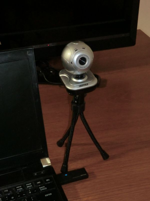 本体には三脚穴があり三脚を利用することも可能。この三脚はパッケージに入っている