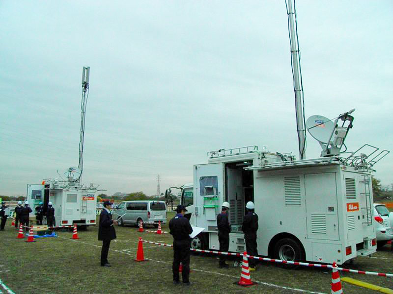 KDDIが実施した「災害時用車載型基地局の公開訓練」