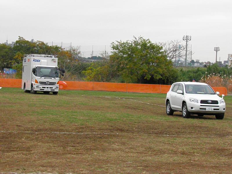 車載型基地局は先導車に続いて走行。先導車は機材を搭載し、安全確認などを担う