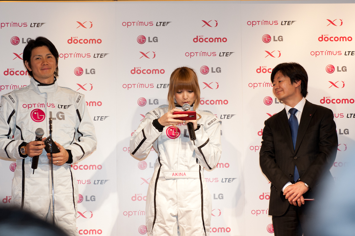 「速いのはありがたいですね」とXiに注目の様子。報道陣の様子を写真に収めていた