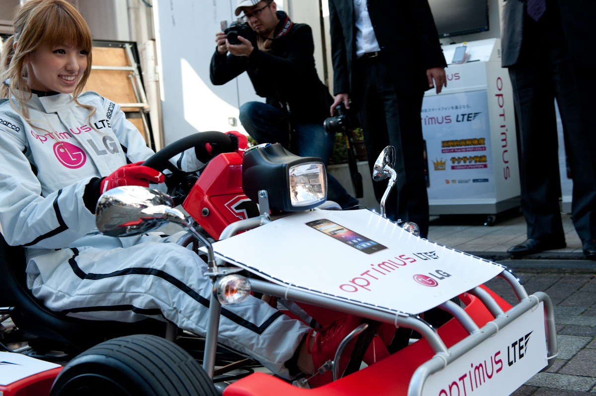 カートで原宿の路地を走る南明奈