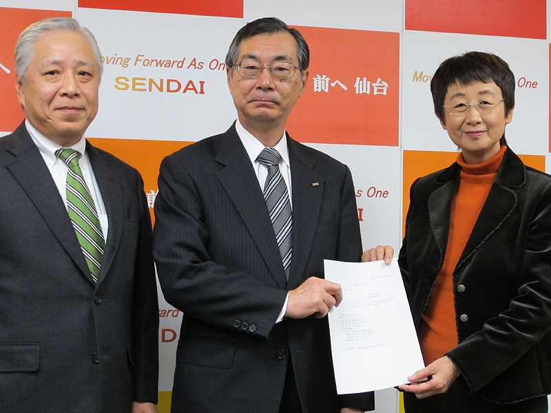 写真右から、奥山市長、小野寺氏、KDDIエボルバの代表取締役社長の伊東博氏