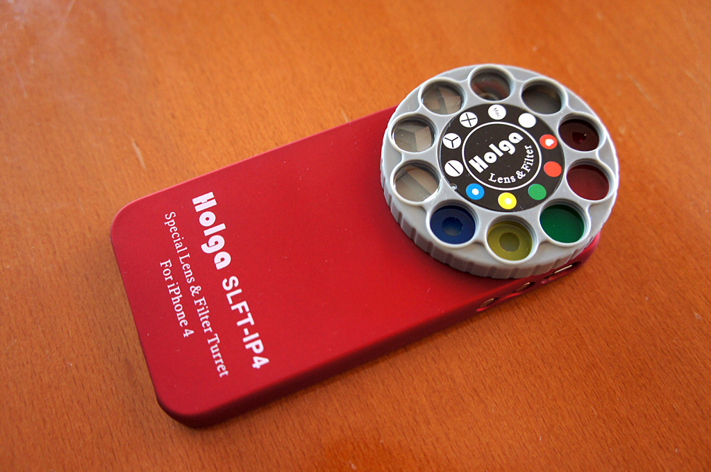 「Holga iPhone Lens Filter Kit」。レンズを備えた大きな円盤が思わず目を引く