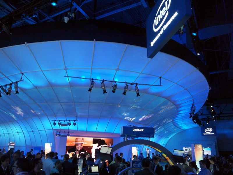 UltrabookやAtom Z2460搭載スマートフォンを出展するインテル