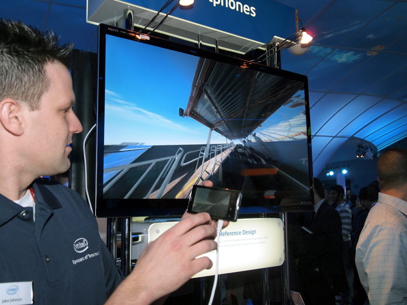 ブースでは、精細な動画やゲームが滑らかに再生できることをアピールしていた