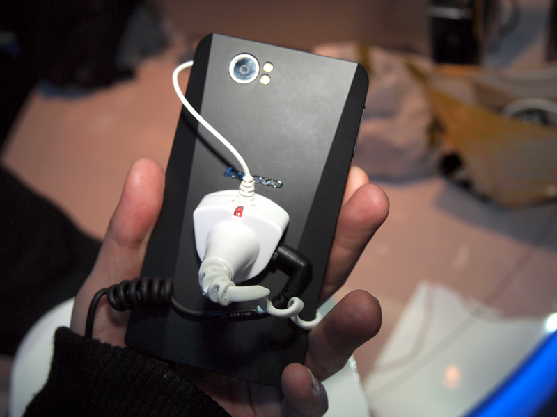 K800の背面。左右が斜めにカットされたデザインを採用している