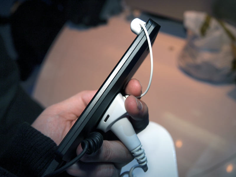 K800の側面と上部。ボタンの形状などは、やや独特だ