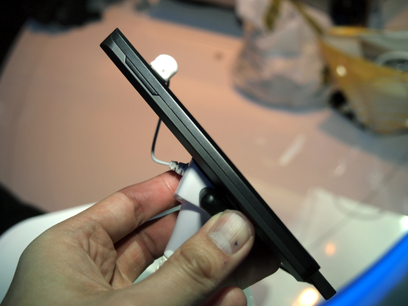 K800の側面と上部。ボタンの形状などは、やや独特だ