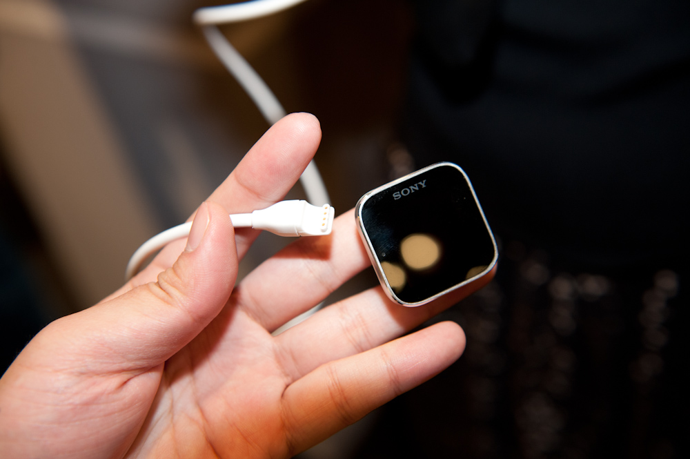 USB充電ケーブルは、本体に接続する側の端子が独自の形状
