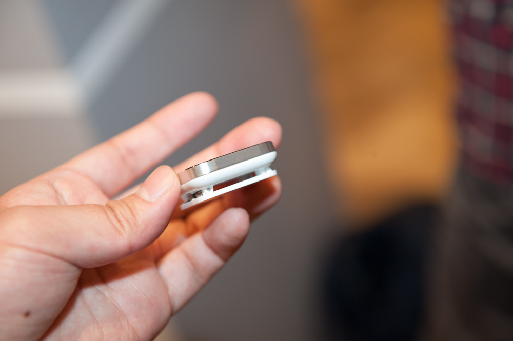 本体の背面にはクリップが装備されており、リストバンドもこのクリップで挟む