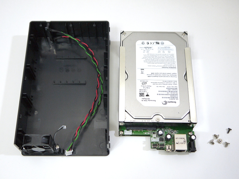 ドライブを基板に取り付けたところ。あとはネジをしめ、ケースに戻して固定するだけ
