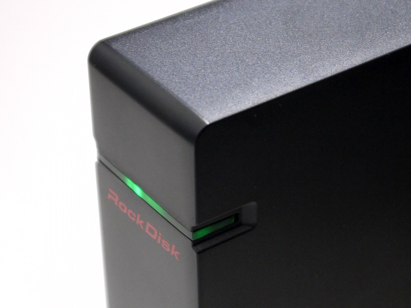 通電時はフェイス部が緑に光る。読み書き速度はWriteがやや遅めなので、ほかに高速なNASがあるなら、読み出しを中心とした用途に割り当てて使ったほうがよさそうだ