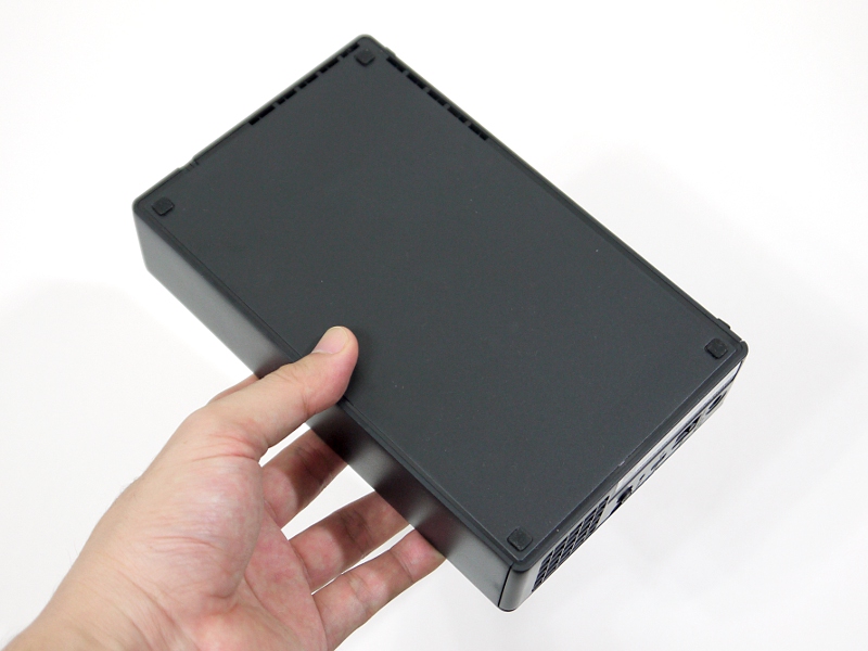 本体左側面は横置きのためのゴム足がある