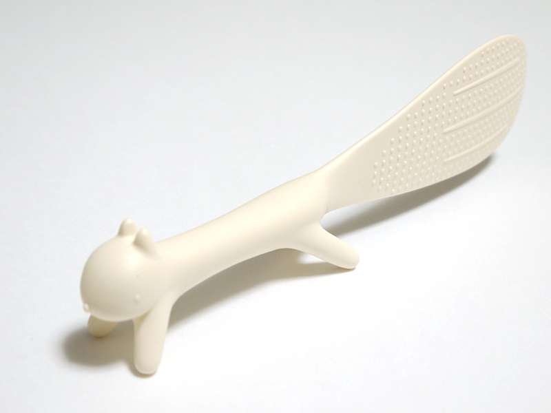 4本足で直立する。「リスというより、某アニメに登場するウナギとイヌの合体キャラクターではないか」というツッコミは無用だ