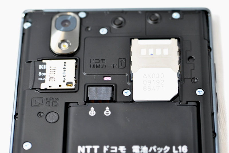 SIMカードスロット、microSDカードスロット