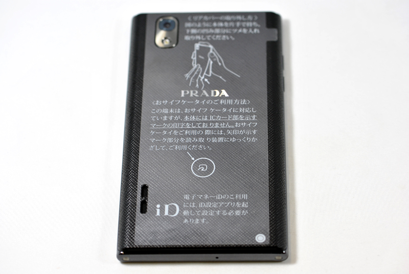 FeliCaマークは本体に印字がなく、購入時に貼られているフィルムに場所が示されている