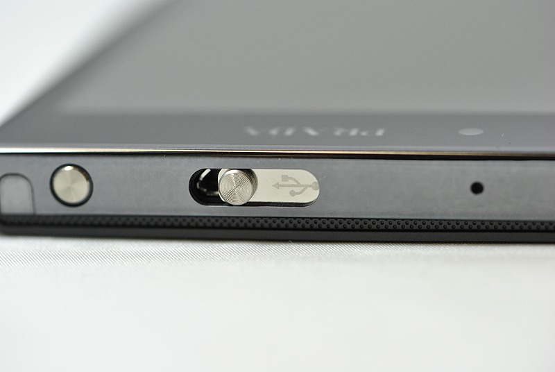 端子カバーはスライド開閉式