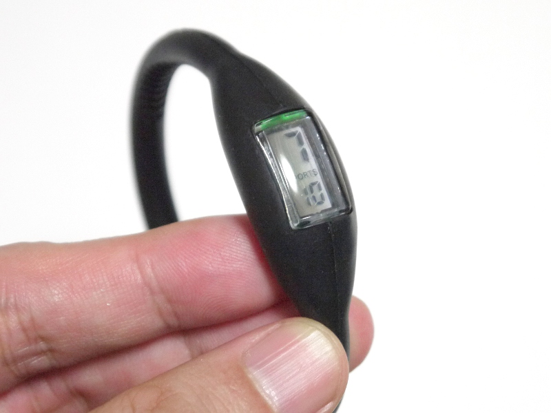 時刻はデジタル表示。高級感があるわけではないが、そのぶん耐久性はある