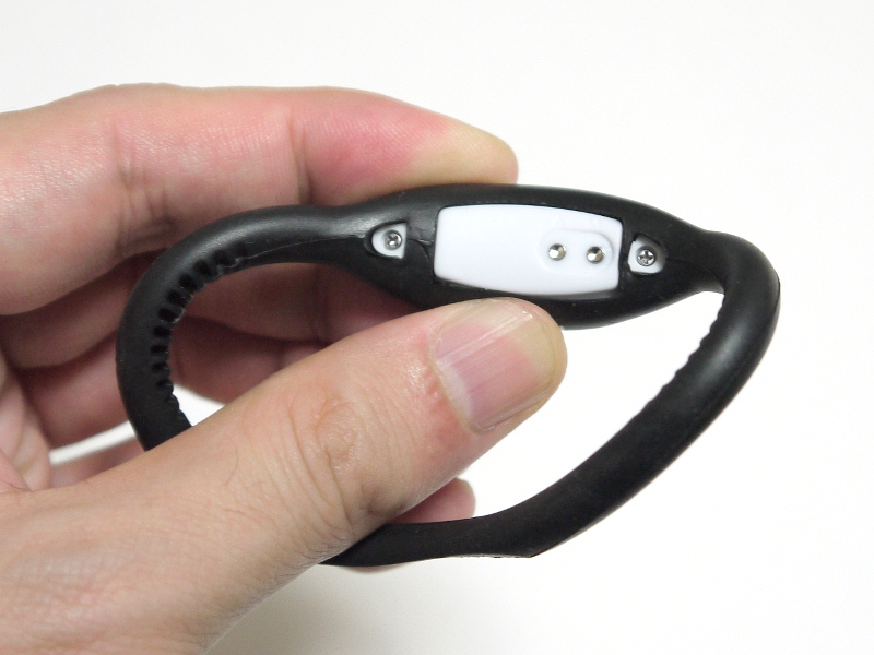 時刻などは裏面のボタンで調整する