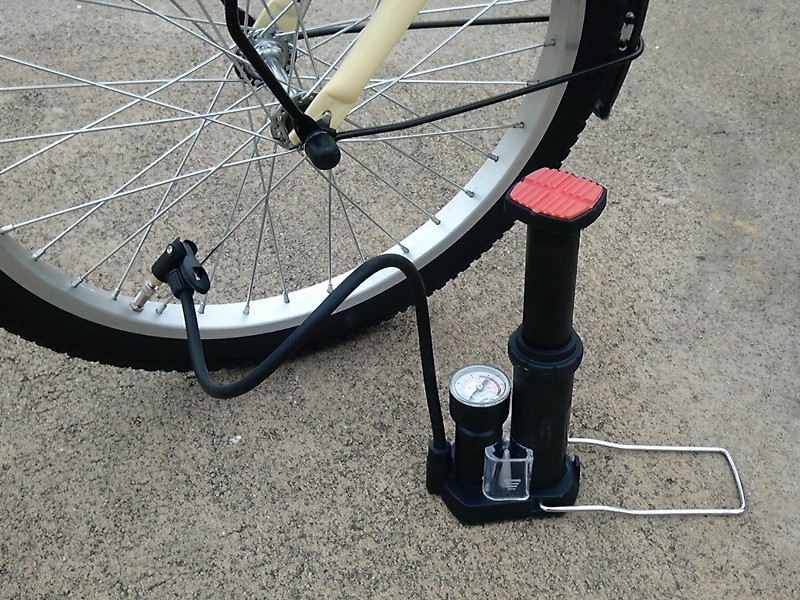 ストッパーを外すとペダルが10cmほど伸び上がる。金口はロックレバーでしっかりと固定できる