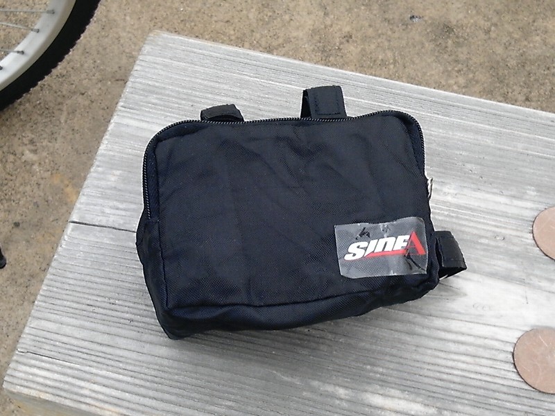 付属のキャリングポーチ。上と横にベルクロのループがあり、自転車のフレームに取り付けられる