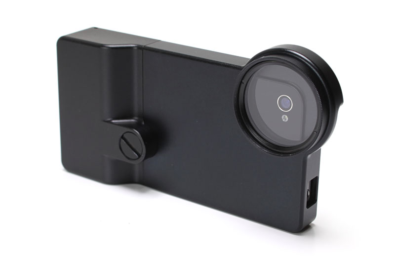 ジャケットを装着時、iPhone背面のカメラ部にはフィルターを取り付けられるネジ穴が空いている。もちろんジャケット装着した状態でiPhoneの各種ボタンを操作できる