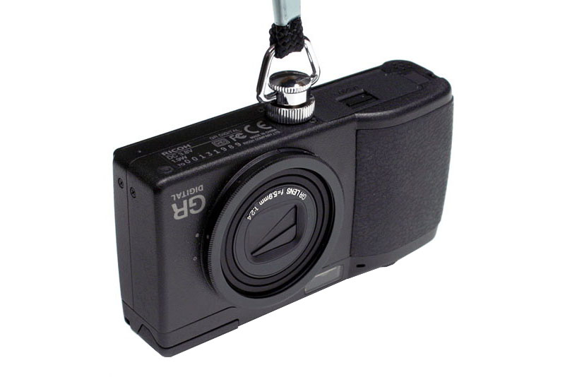 こんなふうにカメラの三脚穴からストラップが生えた感じで使えるわけですな。ある程度重いカメラでも安心な強度