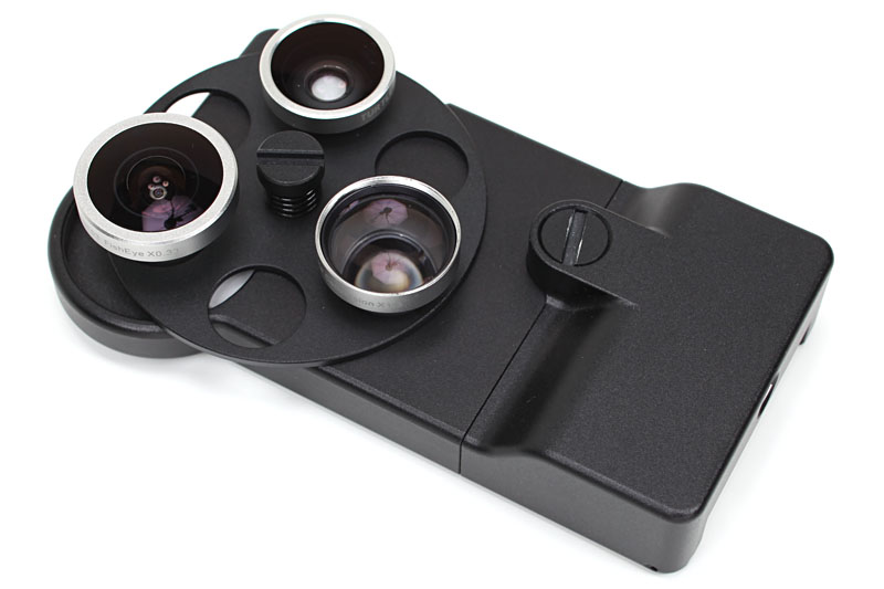 TriEyeの本来の姿は、3本のレンズを使えるターレット機構搭載型ジャケット。外観がイカス