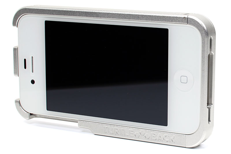 iPhone 4SにTJ-L4を装着した様子。バンパー風ジャケットだ