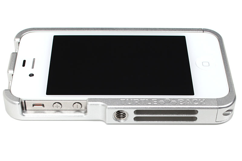 三脚穴がひとつある。各種ボタンはTJ-L4装着時も操作できる