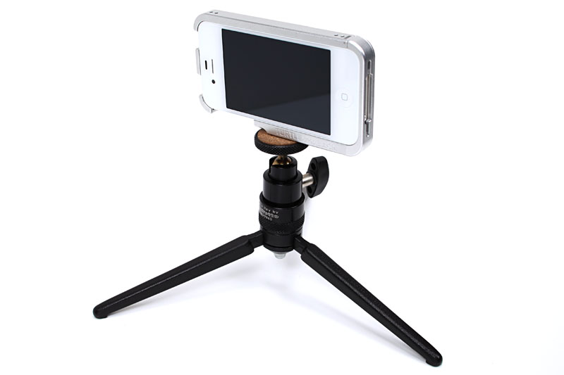 三脚にはこんな感じでセットできる。安定感も十分ある