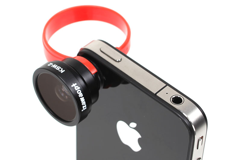 イザワオプトのケータイ用コンバージョンレンズの一例。付属のクリップで各種ケータイのカメラ部を挟むようにセットできる