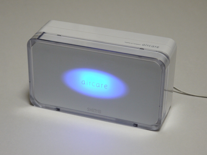 製品本体。部屋の隅や床の上などに置いてもあまり意味がないので、ふだん吸っている空気と近い、顔の高さあたりに置くとよい