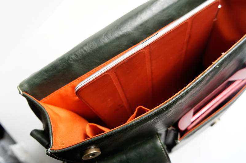 iPad 2がちょうと入る大きさ。A4冊子をいれれないのは残念だが、やや余裕ある押し込み具合で、NEX-5D、モバイルバッテリー、Pocket WiFi、小物入れ、文庫本1冊を収納可能だ