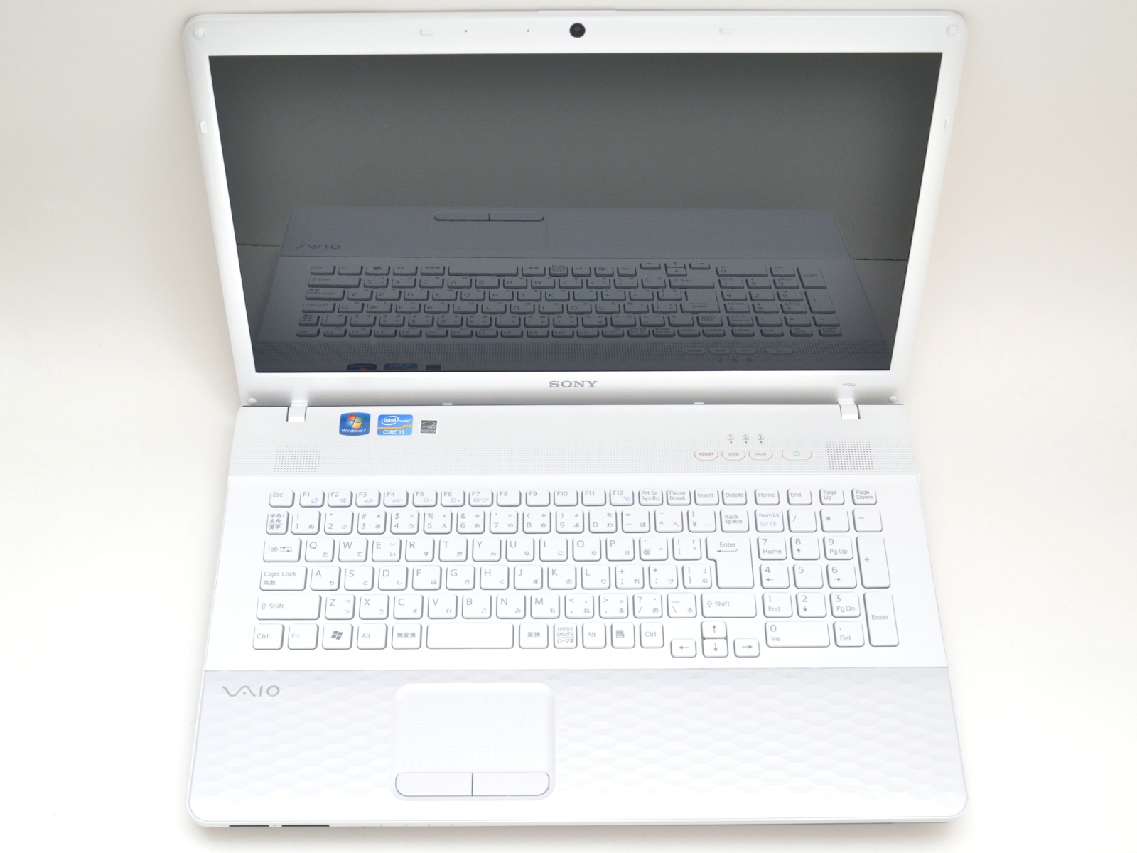 VAIO Eシリーズ。写真ではわかりにくいが、最初は圧倒される大きさの17インチ