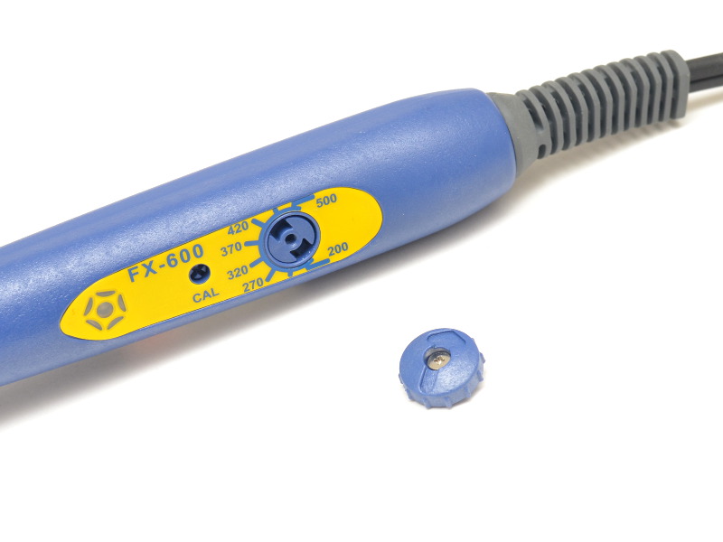 つまみは取り外しでき、別の道具で調整するようにもできる