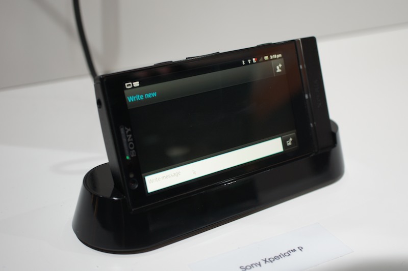 Xperia PはHDMIやUSB周辺機器との接続にも使えるクレイドルを展示