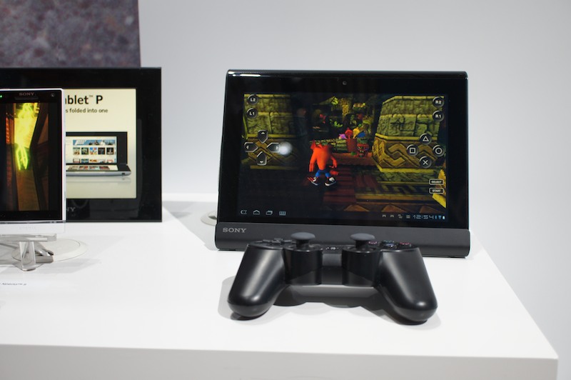 「Play」のテーマでは、PlayStationシリーズやPlayStation Certified対応のXperiaはもちろん、Sony TabletにPlay Station 3のコントローラーをつなぐデモが行なわれていた。