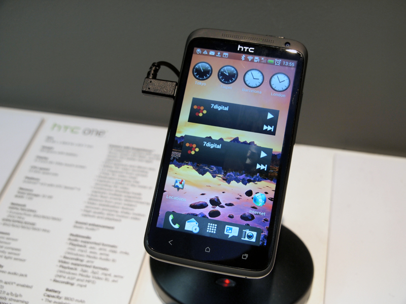 4.7インチのフラッグシップモデルであるHTC One X