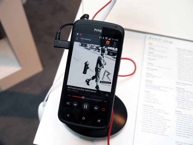 HTC One Sは4.3インチディスプレイを搭載し、HTC One Xよりは小ぶり