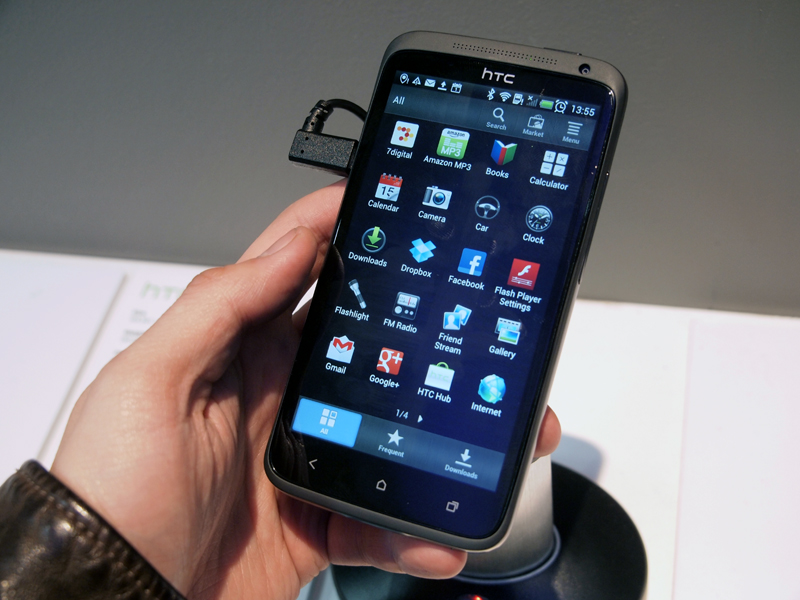 UIは独自にカスタマイズされており、たとえばアプリ一覧の画面下にはタブが表示される