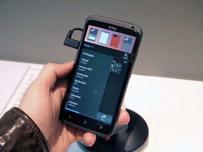 ウィジェットやショートカットを設置する画面も、HTCがカスタマイズ