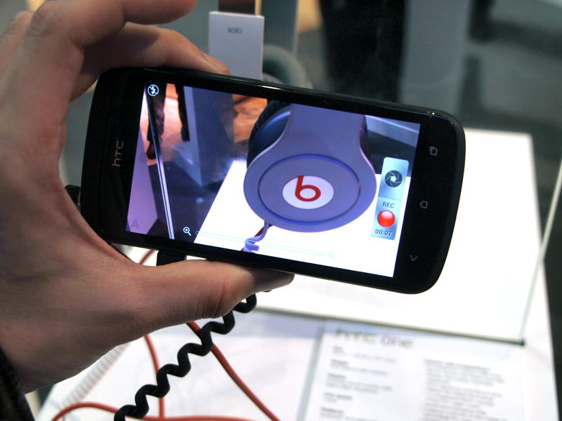 カメラ機能を大幅に強化。動画録画中にシャッターを切ることができる