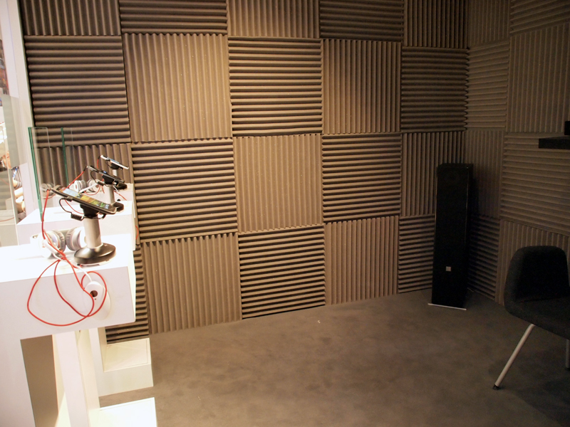 HTCのブースには防音ルームも用意され、音質のよさを確認できた