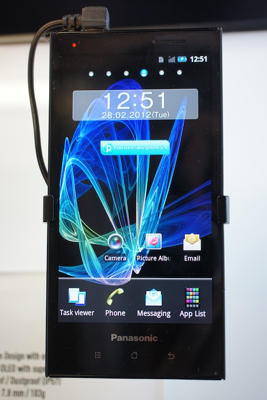ELUGA。ディスプレイは有機ELを採用している