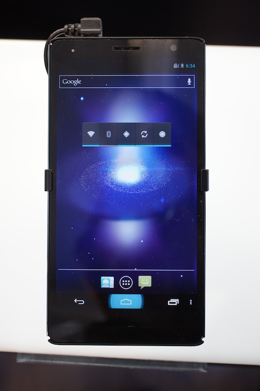 ELUGA Power。開発中の展示モデルには、GALAXY NEXUSなどと同じ、素のAndroid 4.0のホーム画面が搭載されていた