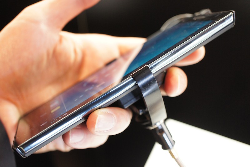 5インチディスプレイということで、少々サイズ感がある