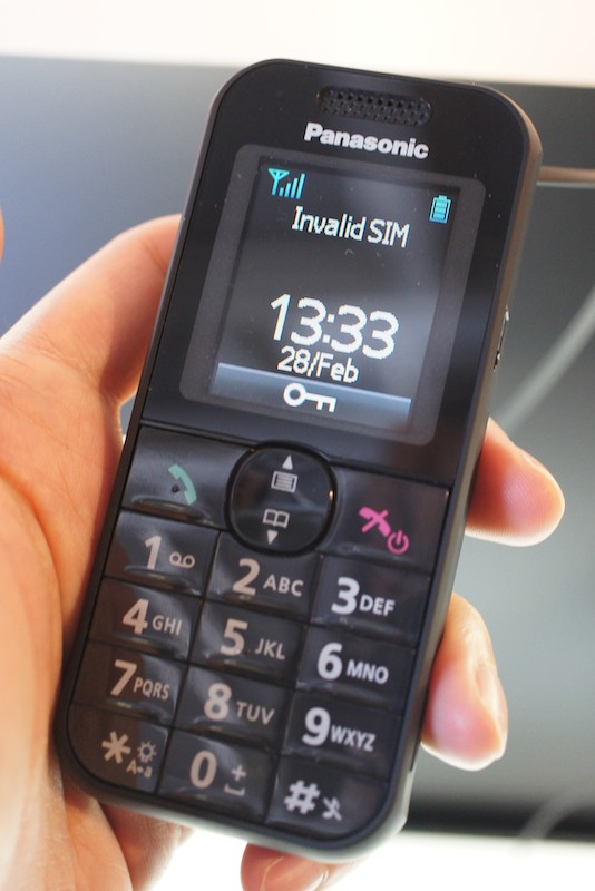 パナソニック システムネットワークスの「KX-TU320」。同社の前身となる九州松下電器由来のKX型番となっている