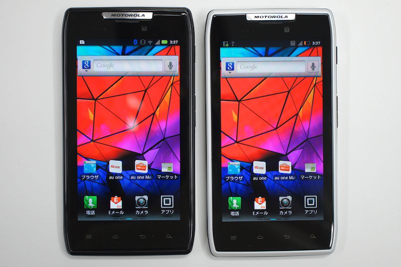 日本では白と黒の2種類のカラーバリエーションで展開する