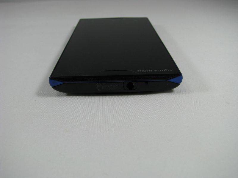 上部。イヤホンジャックはむき出し